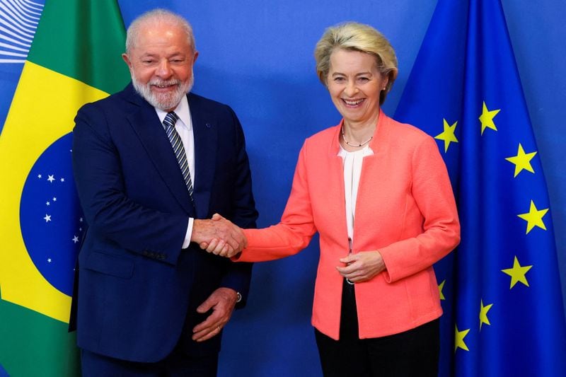 El ex presidente pro tempore del Mercosur, Luiz Inacio Lula da Silva, es recibido por la presidenta de la Comisión Europea, Ursula von der Leyen (REUTERS/Yves Herman)