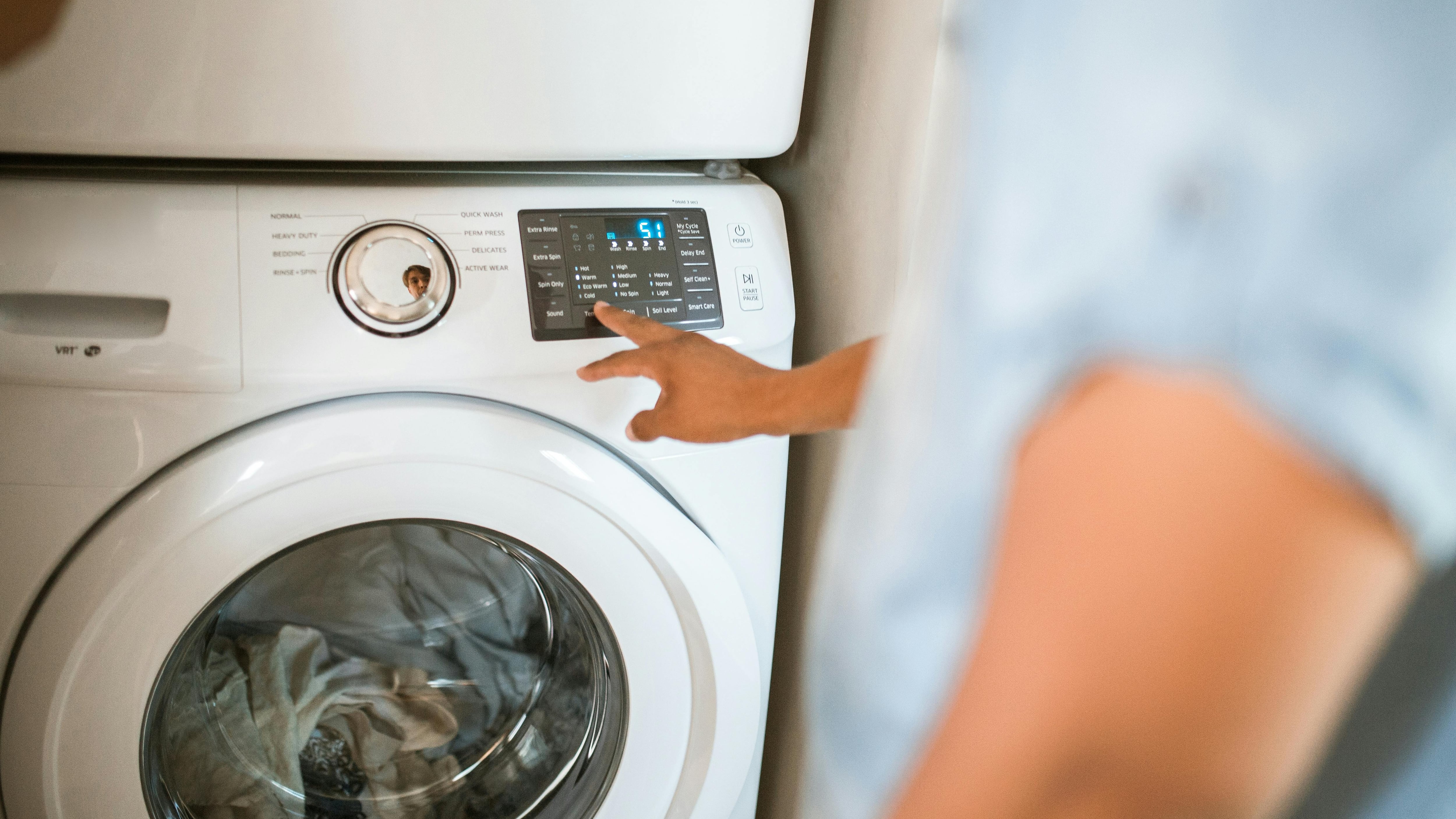 Si necesitás empujar las prendas para cerrar la puerta, la carga supera el límite aconsejado. (Pexels)
