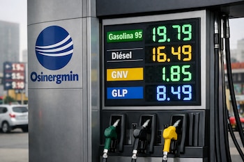Primer plano de un surtidor de combustible con pantalla digital mostrando precios de gasolina, diésel, GNV y GLP, y el logo azul de Osinergmin en Lima.