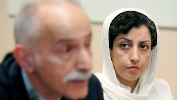 La Nobel iraní Narges Mohammadi sigue en estado crítico mientras su familia teme que el régimen use su enfermedad para aislarla