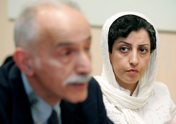 Imagen de archivo de la activista iraní pro-derechos humanos y Premio Nobel de la Paz Narges Mohammadi (d) y el relator especial de la ONU para los derechos humanos en Irán, Karim Lahidji
EFE/Magali Girardin
