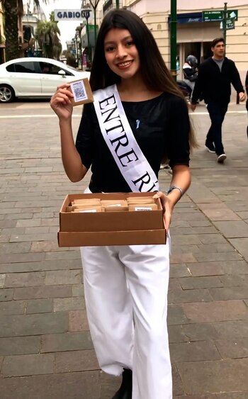 Denise Morales entregando semillas