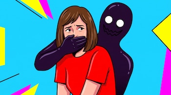 Mujer con cabello castaño y camiseta roja. Mano oscura cubre su boca. Detrás, figura amorfa oscura con ojos blancos y sonrisa. Fondo azul, amarillo y magenta.
