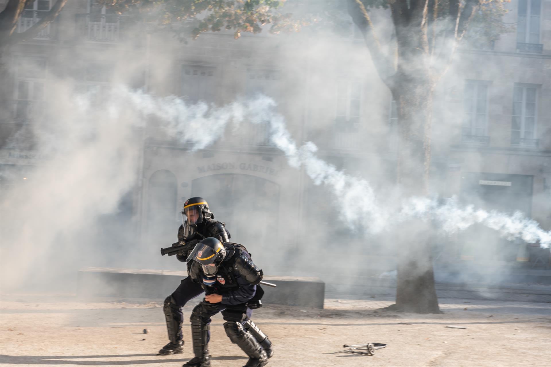 El Gobierno galo eleva a 2.000 los detenidos y a 500 policías heridos durante las protestas en Francia