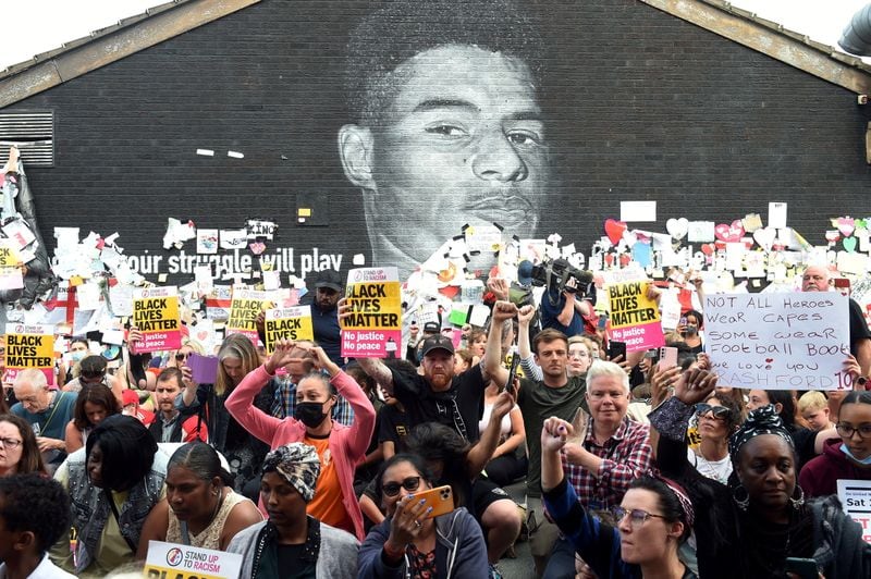 Un acto contra el racismo en Inglaterra, por los ataques al jugador negro Marcus Rashford tras la derrota inglesa en la final de la Eurocopa 2020 FOTO DE ARCHIVO: Manifestación ante el mural de Marcus Rashford después de que fuera pintado tras la final de la Eurocopa 2020 entre Italia e Inglaterra - Withington, Manchester, Gran Bretaña - 13 de julio de 2021. REUTERS/Peter Powell