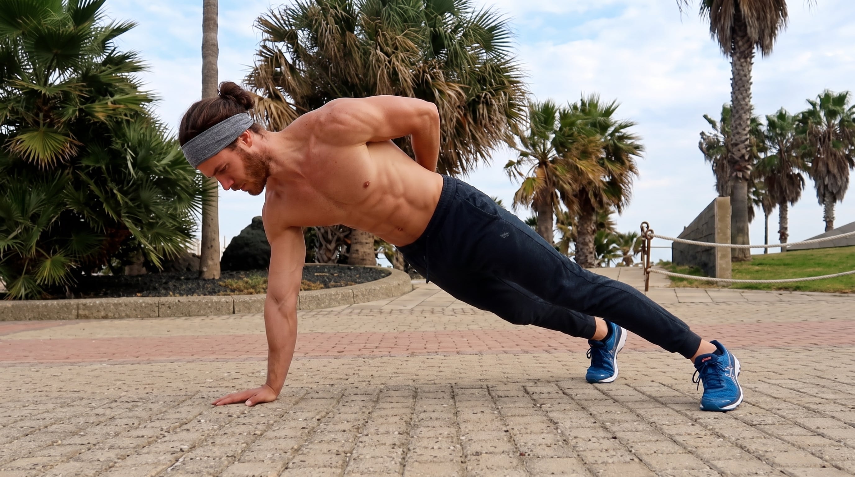 La variante concentra una mayor carga relativa sobre cada pectoral y exige mantener estable el torso durante todo el recorrido (Imagen Ilustrativa Infobae)