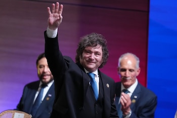 La desaprobación al Gobierno se expresó con palabras como decepción e incertidumbre, mientras la esperanza perdió peso entre quienes respaldaban a Javier Milei (AP Foto/Matias Delacroix)