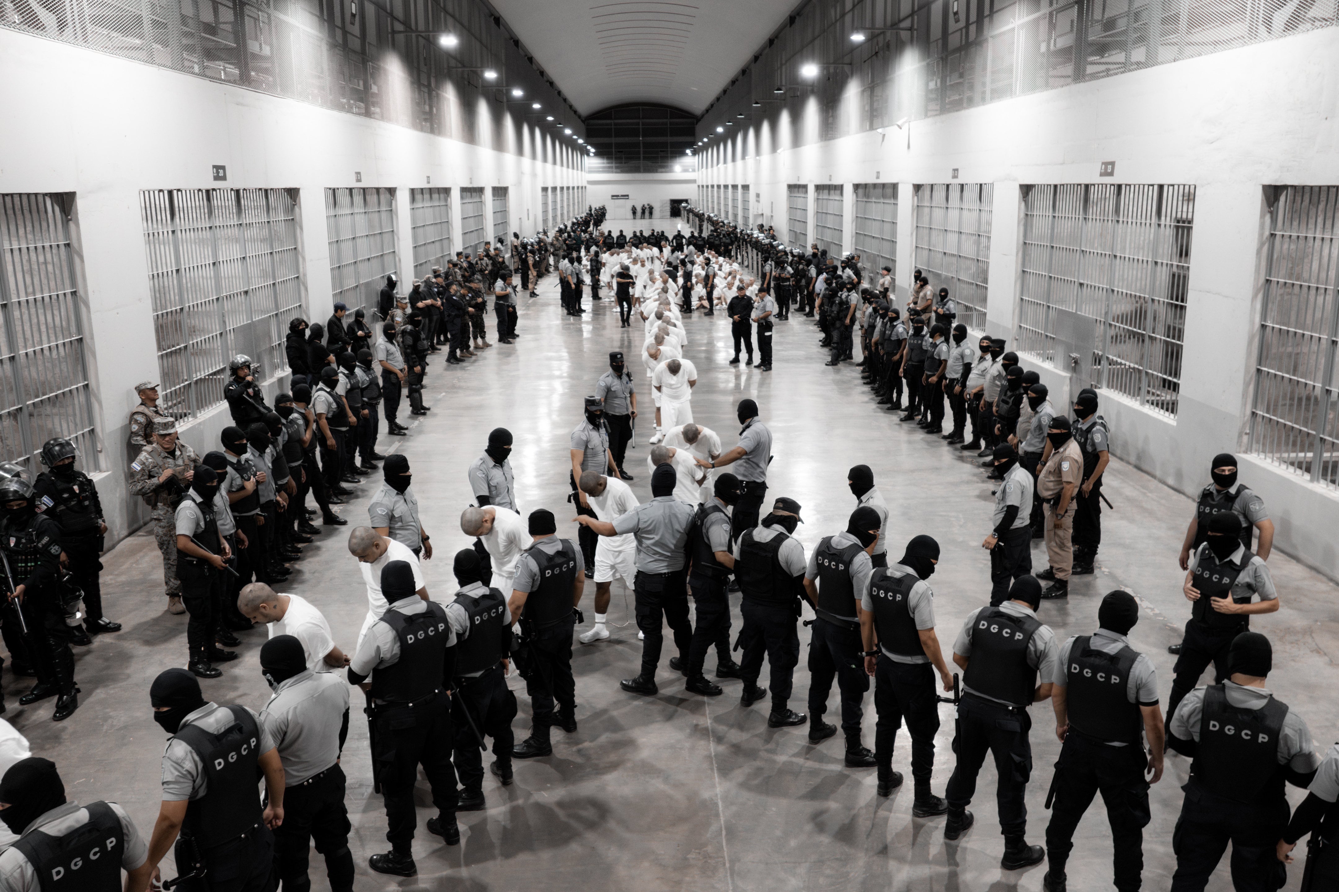 ONG Socorro Jurídico Humanitario alerta sobre la detención arbitraria de miles de personas en El Salvador sin evidencia - crédito EFE