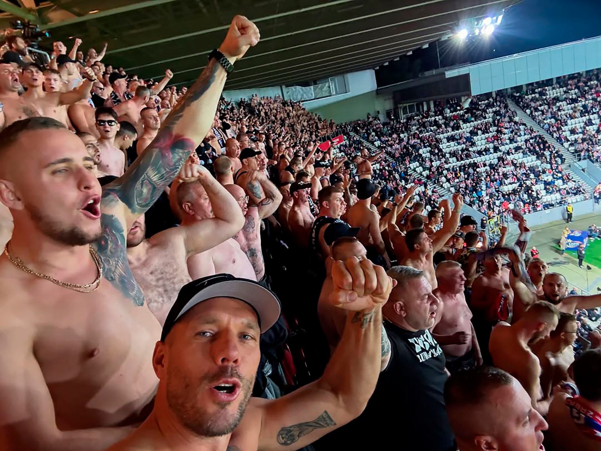 Podolski compartió la imagen en sus redes sociales junto a los ultras del equipo polaco donde juega en la actualidad