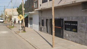 El padre de una alumna golpe贸 salvajemente al director de una escuela de La Plata: el mensaje que la v铆ctima les envi贸 a los profesores - Image 3