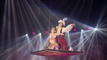 La alfombra voladora y el encuentro con el Genio forman parte de los momentos más esperados en cada función del circo sobre hielo.