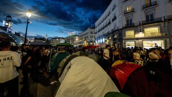 El TSJM rechaza el desalojo inmediato de la acampada de Sol y prioriza el derecho de reunión