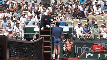“Siento que va a salir”: un tenista sorprendió al juez de silla por una urgencia personal en el primer día de Roland Garros