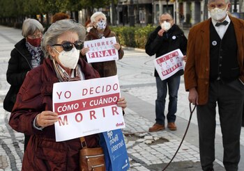Archivo: La plataforma Derecho a Morir Dignamente convocaba en diciembre de 2020, en el paseo de Los Álamos de Oviedo, una concentración a favor de la aprobación de la Ley de Eutanasia. (EFE/J.L.Cereijido/Archivo)