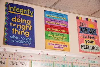 Afiches en el salón de