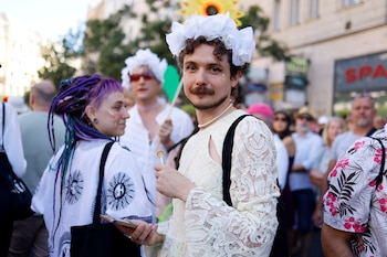 La gente asiste a la