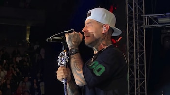 La conmovedora reacción de Ulises Bueno al homenajear al Indio Solari en su concierto en Córdoba
