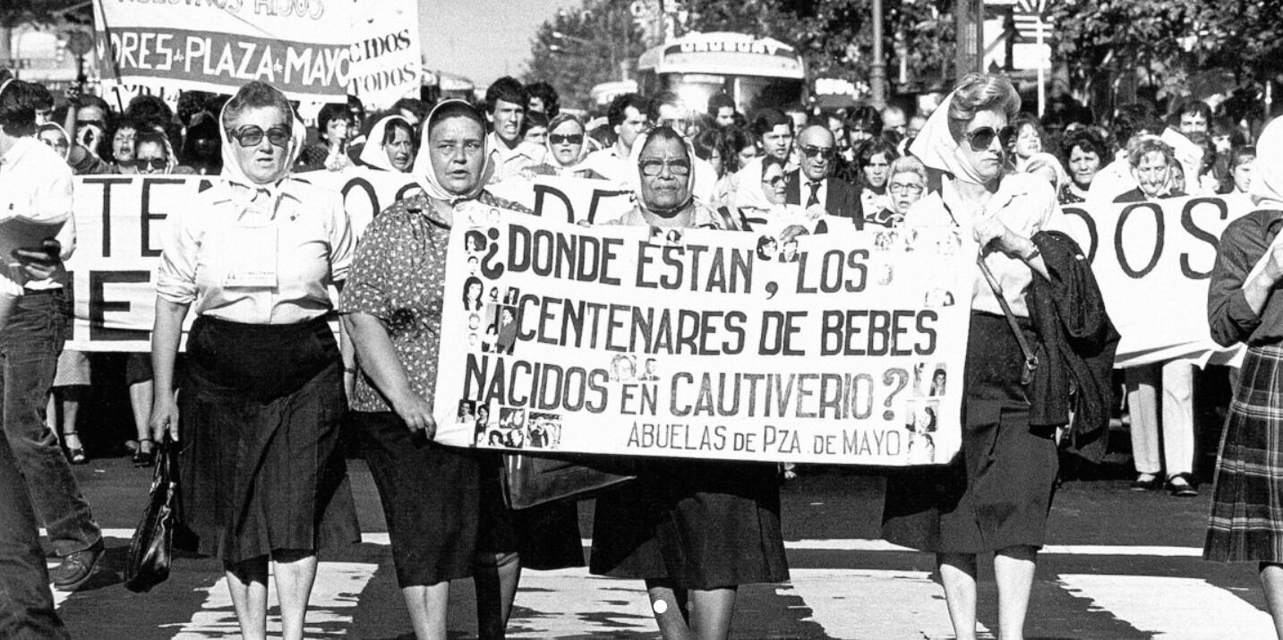 Las Abuelas de Plaza de Mayo surgieron como un desprendimiento de las Madres, en medio de una ronda en la Plaza. Exigían saber dónde estaban los bebés secuestrados junto a sus padres o nacidos en cautiverio. Foto: Abuelas de Plaza de Mayo