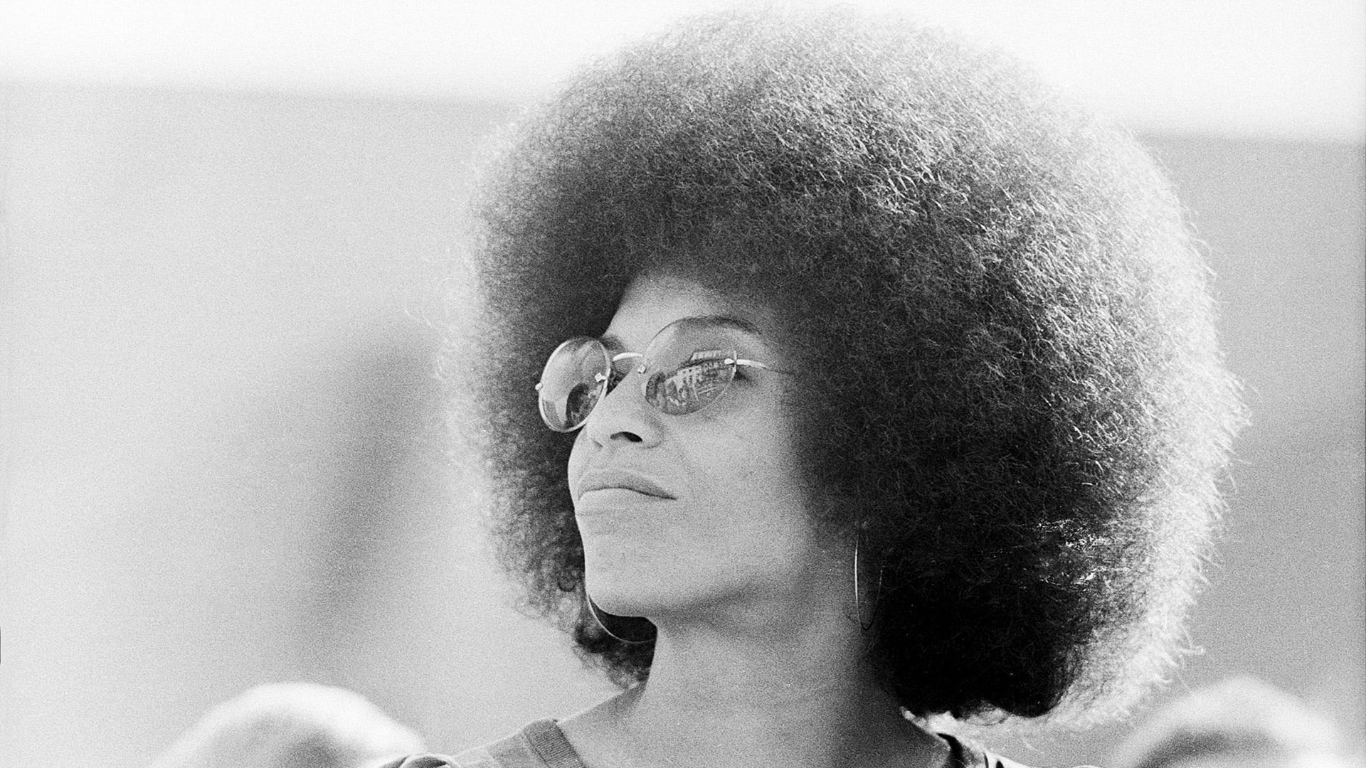 Para Davis, no se puede desmantelar el prejuicio racial sin transformar de raíz el sistema socioeconómico que se beneficia de él: es imposible comprender la violencia patriarcal si se ignora la variable de la clase social y de la raza (Foto: Grosby, año 1973)