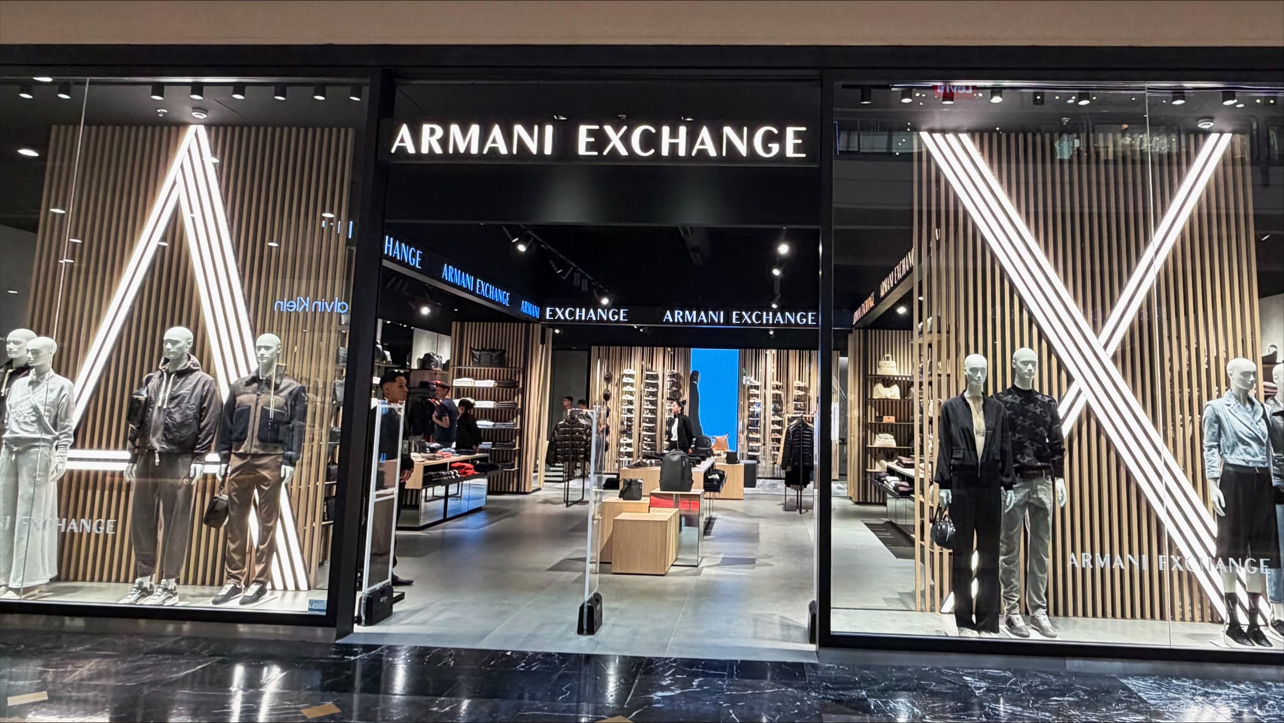 El nuevo local de Armani funciona en un espacio de casi 300 metros cuadrados. (Foto: Cencosud)