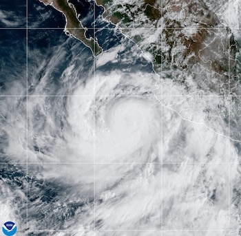 El huracán Rachel se desplazará al oeste-noroeste y generará lluvias fuertes en Baja California Sur. (Oficina Nacional de Administración Oceánica y Atmosférica vía AP)