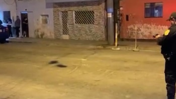 Disparos fueron realizados desde un vehículo en movimiento, presuntamente de color amarillo. Captura de video