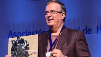 Ebrard recibió el reconocimiento por