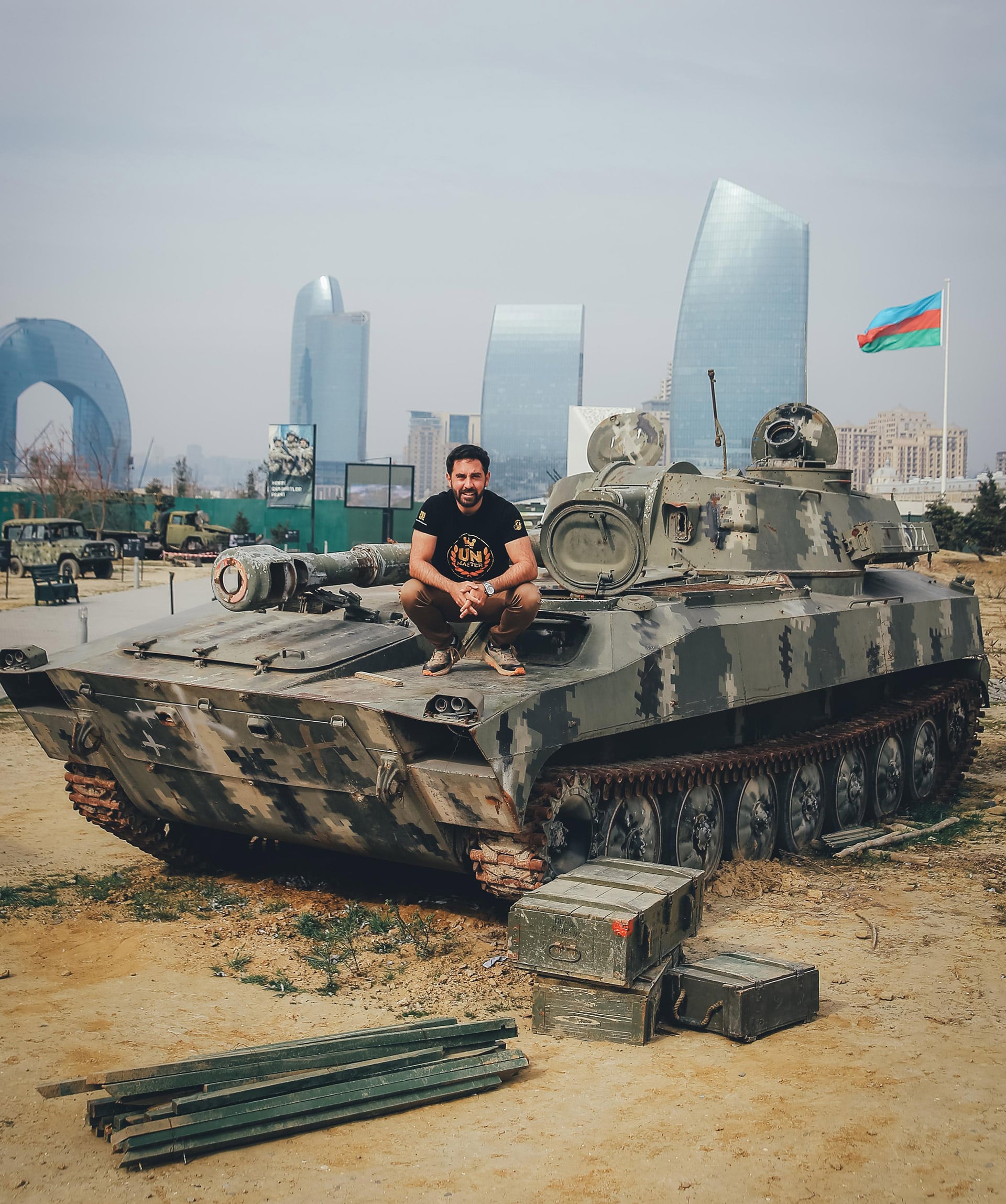 Nicolás posa arriba de un tanque militar, en lo que fue zona de guerra entre Armenia y Azerbaiyán