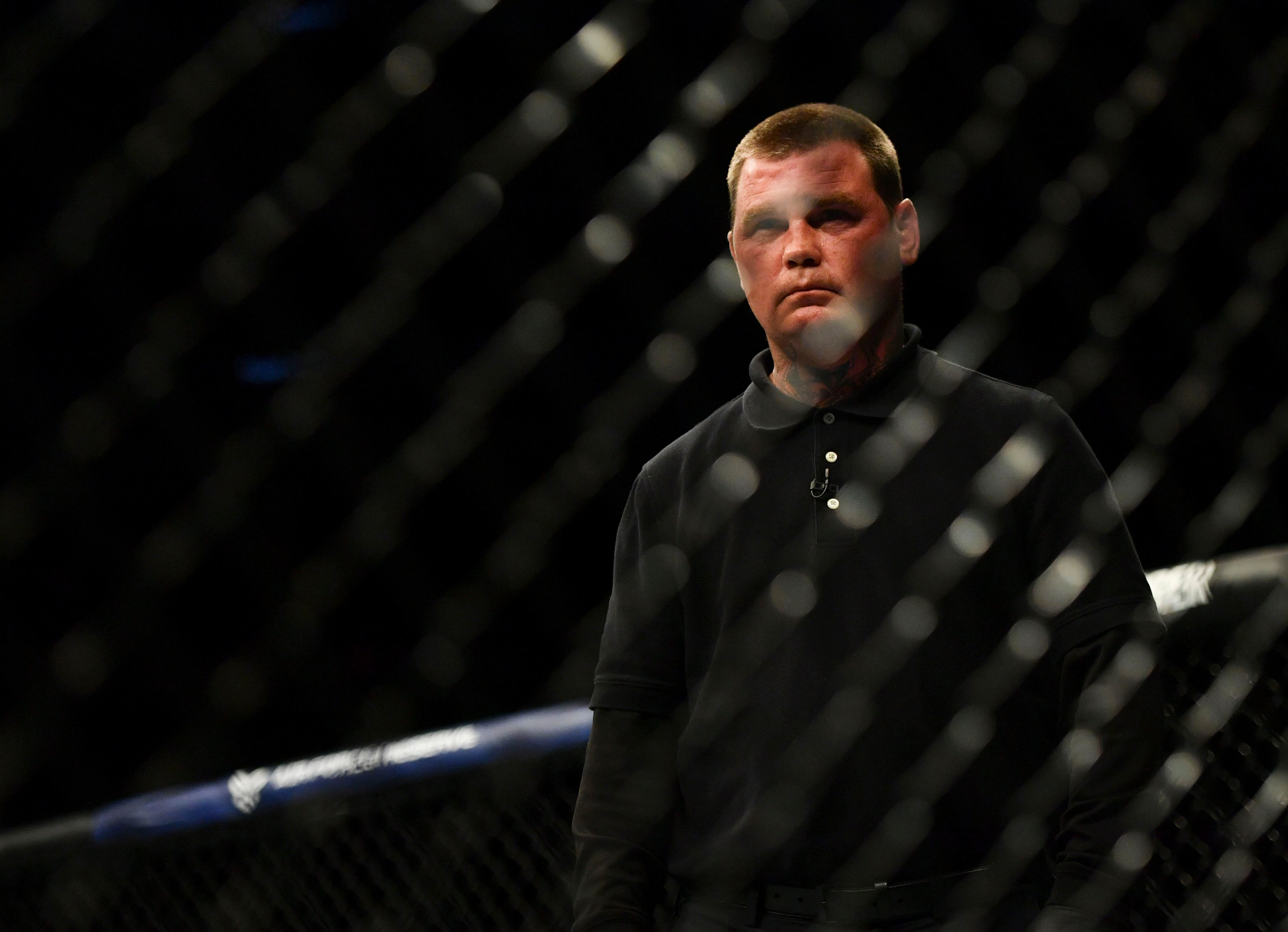 El respeto mutuo entre árbitros y luchadores es clave para Keith Peterson, quien mantiene reuniones previas para repasar reglas y escuchar inquietudes (REUTERS)