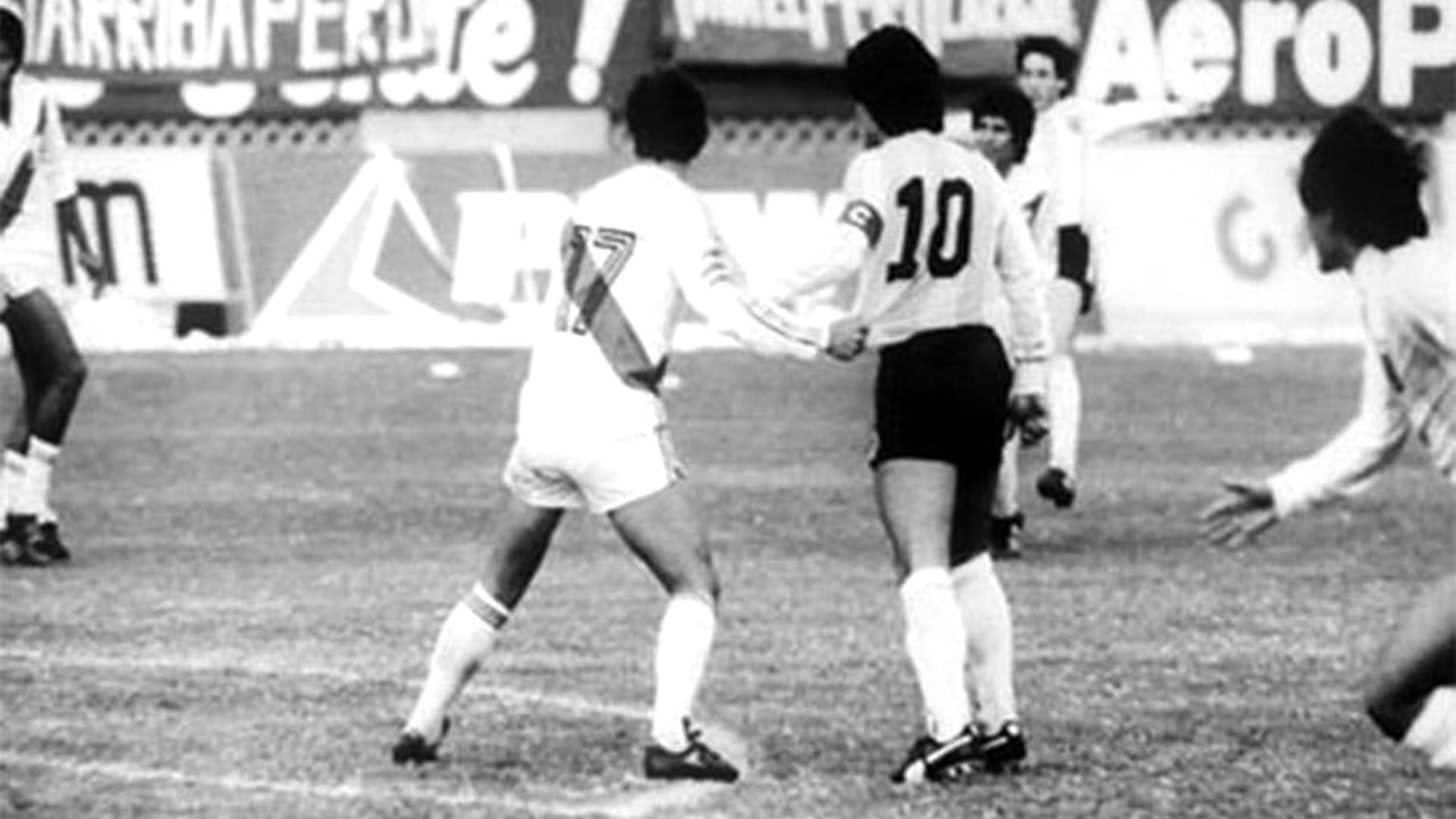 Una imagen icónica: Maradona marcado por Reyna en Perú-Argentina, durante las Eliminatorias para el Mundial 86