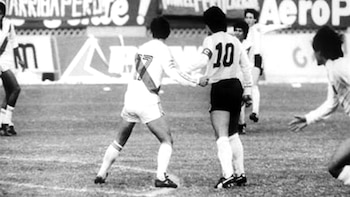 Una imagen icónica: Maradona marcado por Reyna en Perú-Argentina, durante las Eliminatorias para el Mundial 86