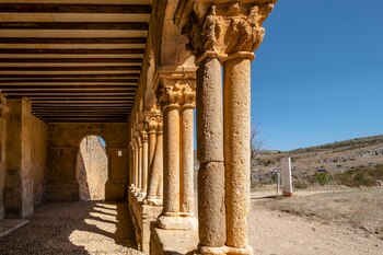 La iglesia fortificada de San Pedro, en Caracena, Soria (Adobe Stock).