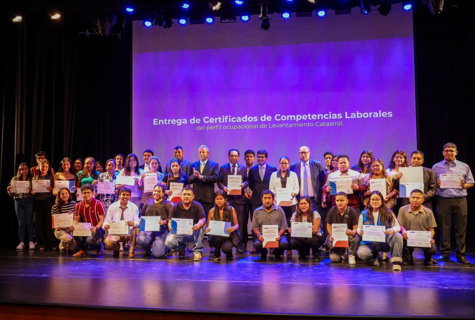 Funcionarios de Lima, Piura y Lambayeque reciben certificados de competencias en Levantamiento Catastral por Cofopri en la Biblioteca Nacional del Perú.