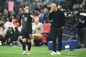 Lionel Messi habla con su director técnico Javier Mascherano durante la semifinal de la Copa de Campeones de la Concacaf que Inter Miami perdió ante Vancouver Whitecaps (Anne-Marie Sorvin)