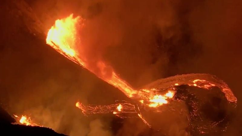 Las emisiones volcánicas compuestas por gases y cenizas afectan el entorno del Parque Nacional de los Volcanes de Hawái según la dirección del viento.
