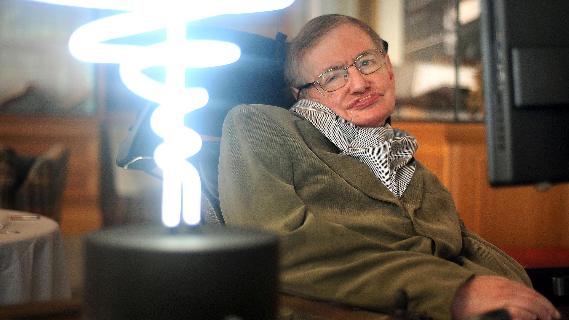 El cosmólogo advirtió en 2014 sobre los riesgos que el desarrollo de una inteligencia artificial plena representa para la humanidad. (AP)
