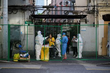 Un residente se somete a las pruebas de detección en una zona sellada, tras el levantamiento del confinamiento impuesto para frenar el brote de COVID-19 en Shanghái, China. 8 de junio (Reuters)