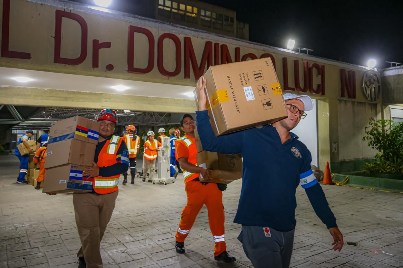 Gavidia detalló que “en cinco hospitales nacionales hemos distribuido 24 toneladas de medicamentos en dos días, incluyendo antibióticos, analgésicos, antiinflamatorios y desparasitantes” (Foto cortesía Secretaría de Prensa)