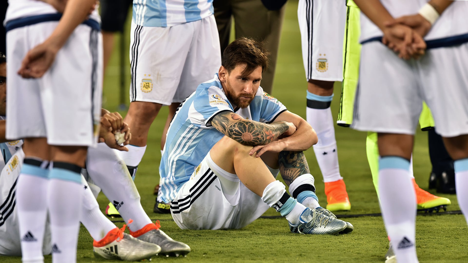 Messi y uno de los momentos más duros que tuvo que atravesar en la selección argentina tras perder tres finales al hilo y fallar un penal (AFP PHOTO / Nicholas Kamm)