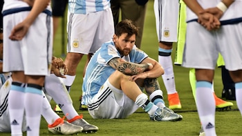 Messi y uno de los momentos más duros que tuvo que atravesar en la selección argentina tras perder tres finales al hilo y fallar un penal (AFP PHOTO / Nicholas Kamm)