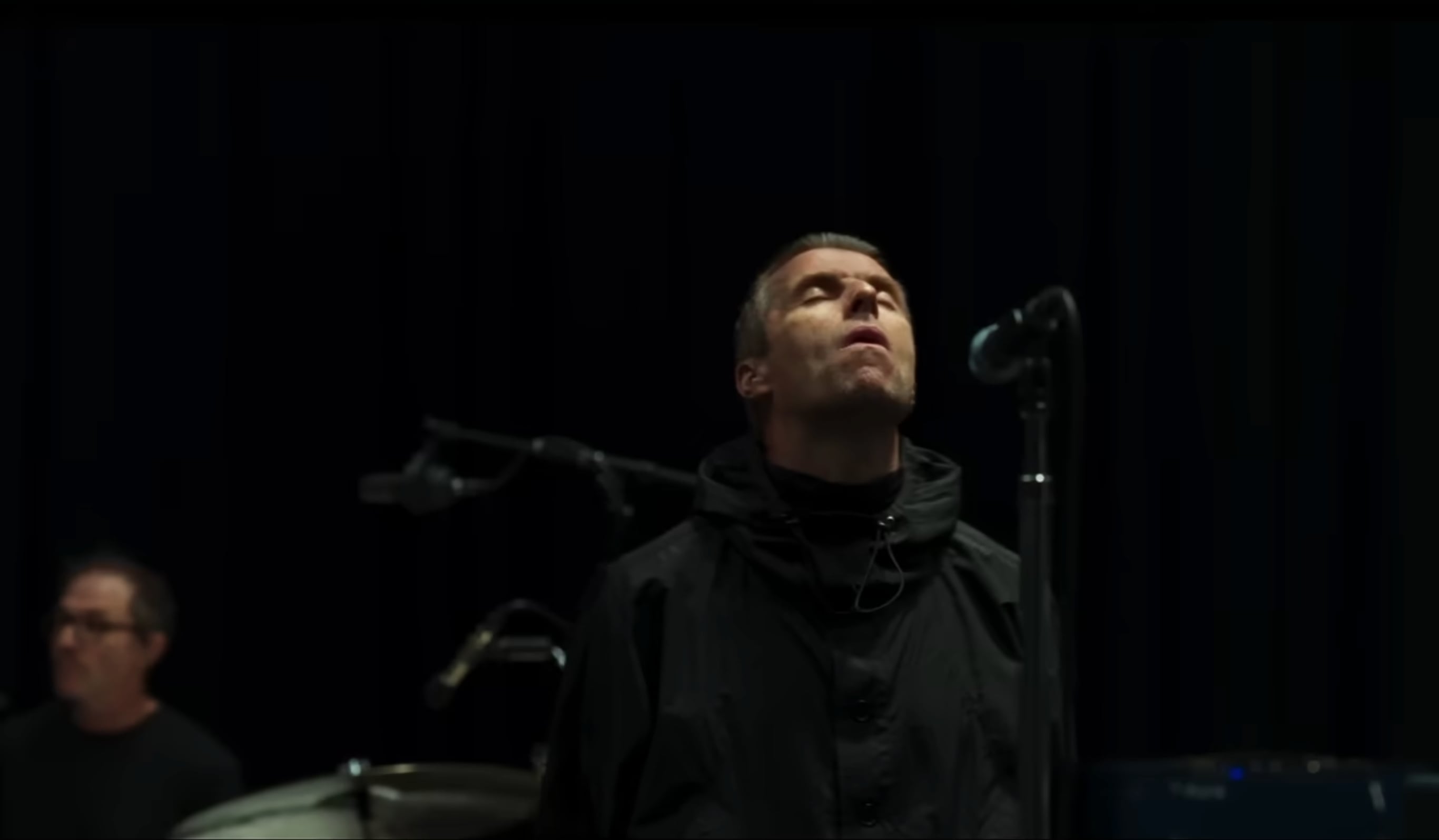 La película aborda el proceso que llevó a los hermanos Gallagher a reunirse para una nueva gira. El relato incluye conversaciones, ensayos, entrevistas individuales y escenas de los conciertos realizados durante Live ’25. (Captura de video)
