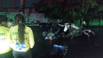 El conductor del vehículo accidentado sobre el Bulevar Orden de Malta fue trasladado a un hospital tras resultar con lesiones graves. (Foto: Comandos de Salvamento)