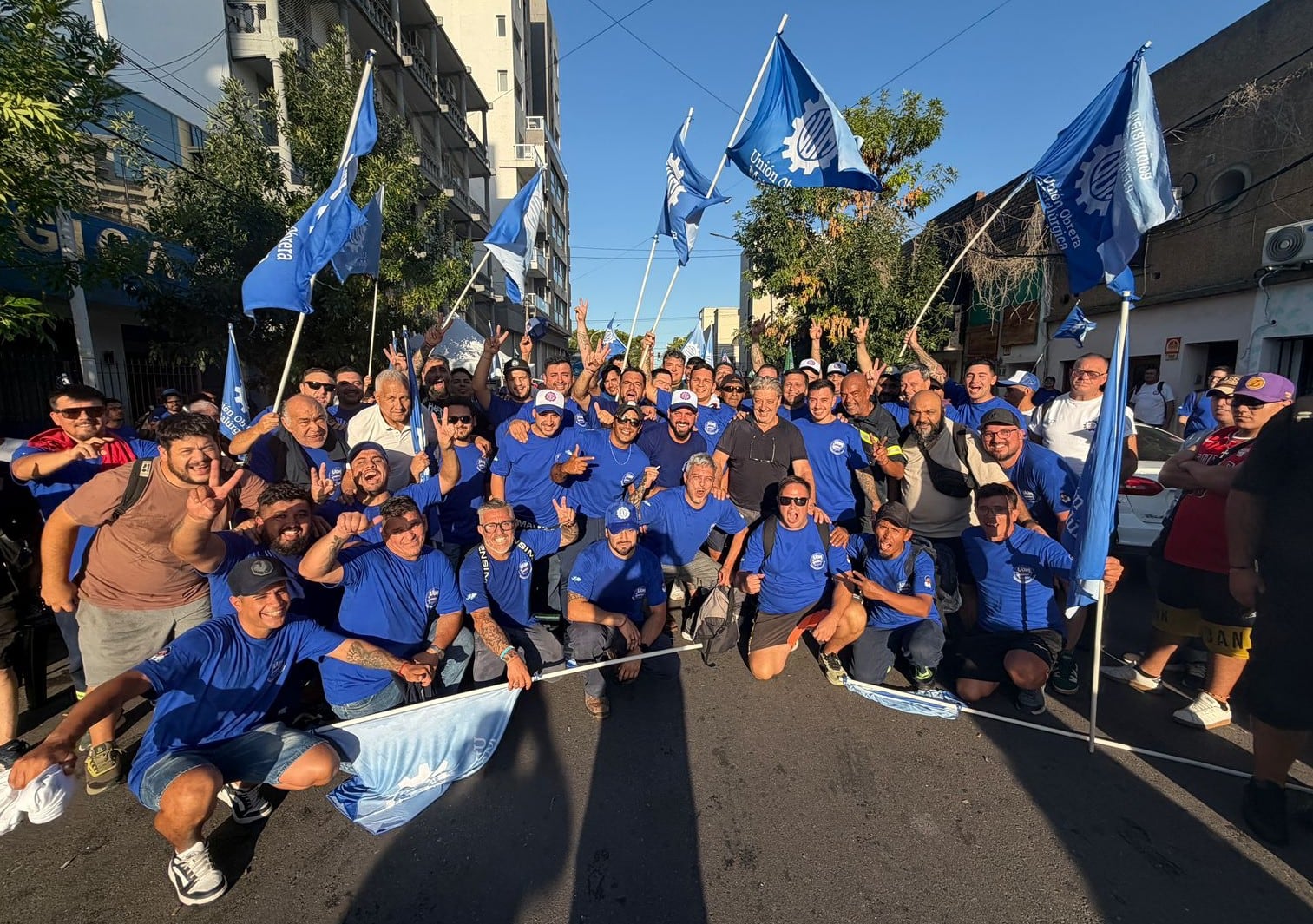 Festejos de Abel Furlán y sus militantes por el triunfo electoral en la UOM Zárate Campana