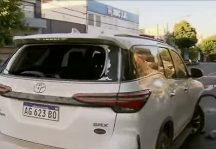 El conductor de la camioneta quedó atrapado y tuvo que ser rescatado por los bomberos