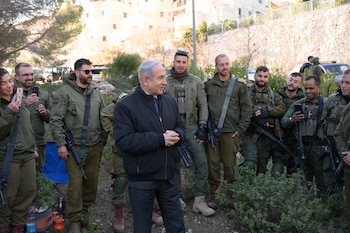 El primer ministro, Benjamin Netanyahu, se reúne con soldados de reserva y comandantes de la División de Judea y Samaria de las FDI, 43.º Batallón, en la Brigada Binyamin, en la comunidad de Eli. Europa Press/Contacto/Amos Ben Gershom/Israel Gpo/Archivo