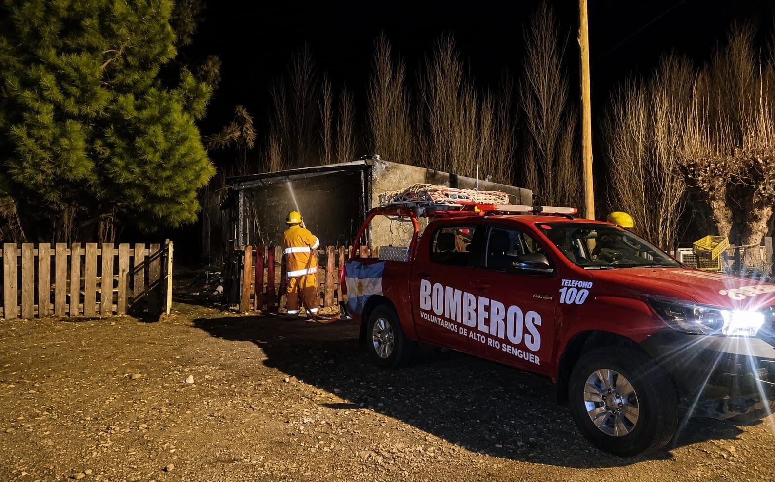 Los bomberos de la localidad de Alto Río Senguer (Foto: @LaImagenInfo)