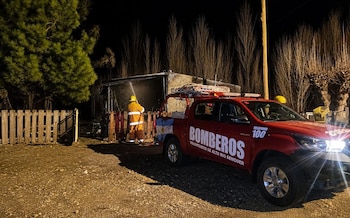 Los bomberos de la localidad de Alto Río Senguer (Foto: @LaImagenInfo)