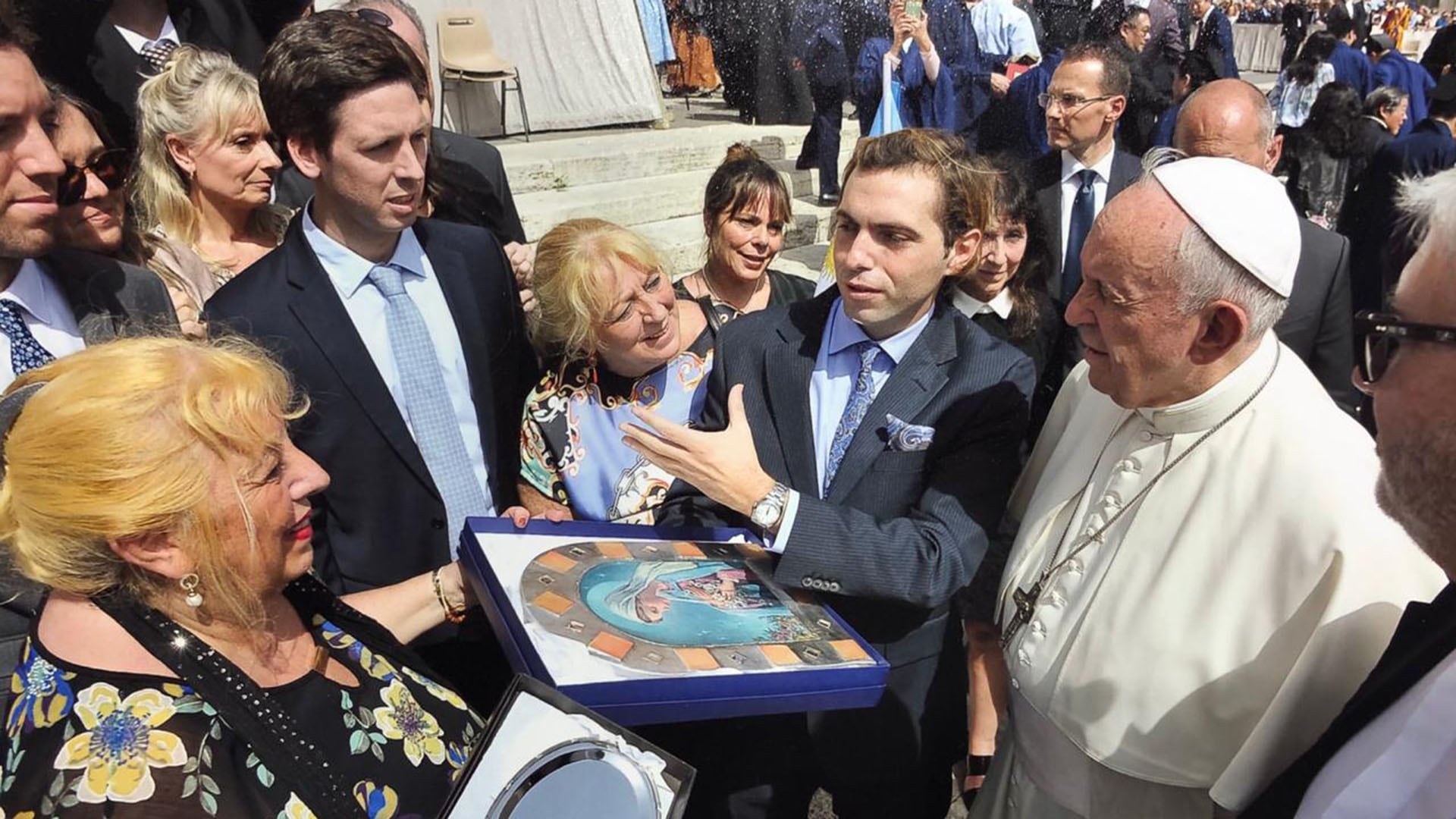 La propuesta la había iniciado el abogado Andrés Prieto Fasano (junto al padre Guillermo Marcó). En esta ocasión se lo ve entregando un reconocimiento al Papa Francisco en 2019