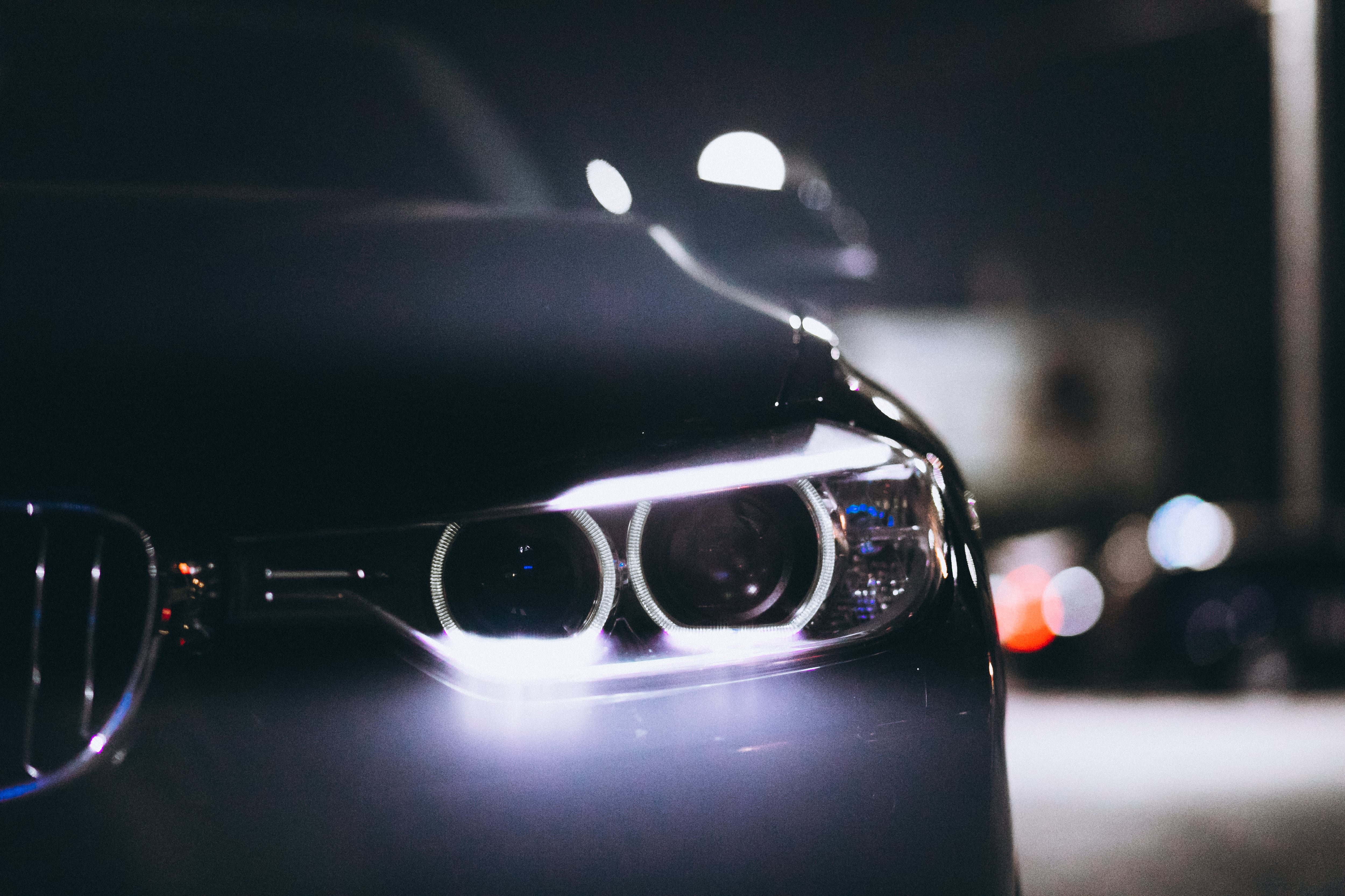 Luces de un coche (Freepik)