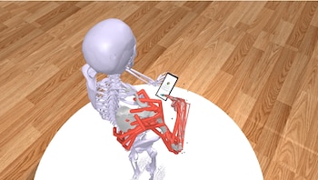 Un modelo esquelético 3D sostiene un smartphone con una aplicación. Líneas rojas simulan músculos y esfuerzos en brazos y torso, sobre un fondo de madera